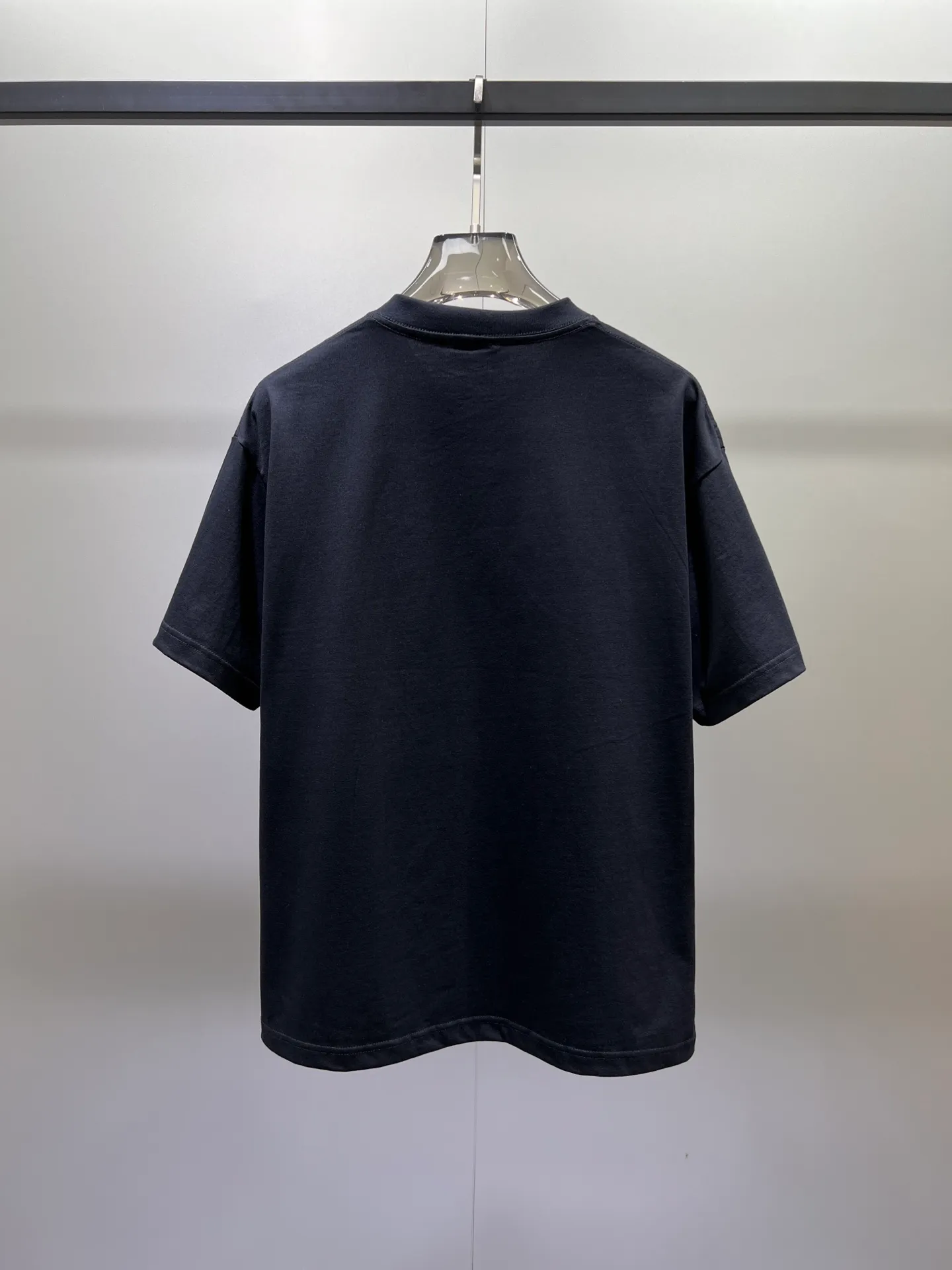Balmain🌟New Arrival letter printing double-layer heavy-duty short-sleeved T-shirts. Letter patterns, whether T-shirts or sweatshirts, are hot sale items every year. The large-area front printing uses Dakangli digital printing machine direct injection. The cost is extremely high. After many debuggings, the color difference of the pattern is close to 99% of the original version. It is different from the junk offset printing version in the market. It is super time-consuming. The fabric is exclusively customized and dyed. Gram cotton double-strand 🐎🐎Size: S-XXL Black White 2 colors (the last picture of the Size table is available) Size table Bust Shoulder Width Clothes Length Sleeve Length S 110 54 69 21 M 114 56 71 22 L 118 58 73 22 XL 122 60 75 23 2XL 126 62 77 23